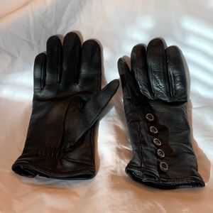 Womens Harley-Davidson lined black leather gloves.